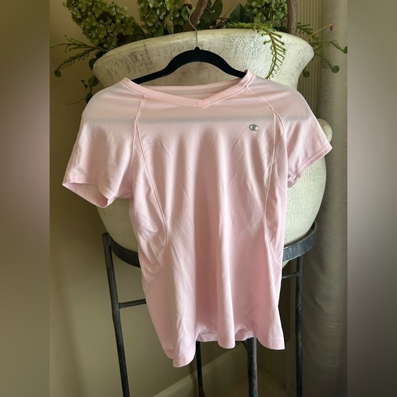 Champion Tops - Champion light pink workout top 🥞